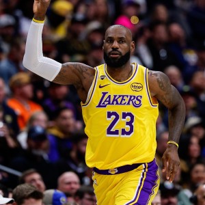 体育官网-徐静雨：詹姆斯是湖人的优秀防守球员 他的防守发挥远胜于东契奇